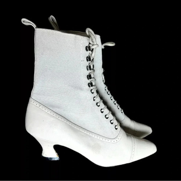 Women’s Vintage 90s American Eagle Ivory Leather Booties Sz 7 Tudor Ankle Boots - Picture 1 of 9